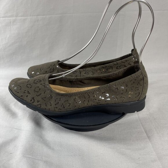 Clarks Women's Brown Leather Leopard Print Ultimate Comfort Round Toe Flats Shoe - Picture 3 of 8